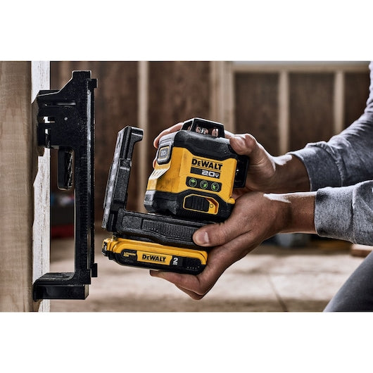 DeWalt DCLE34031D1 +/- 1/8 in @ 30 ft Green 3 x 360 deg Laser Kit