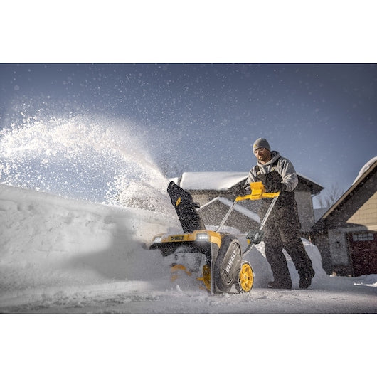 DeWalt DCSNP2142Y2-CA 16 Parking Spaces 1 Stage 190 deg Brushless Single-Stage Snow Blower Kit