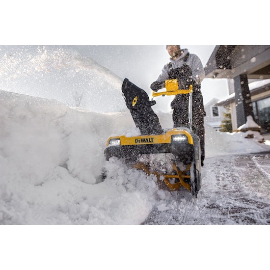 DeWalt DCSNP2142Y2-CA 16 Parking Spaces 1 Stage 190 deg Brushless Single-Stage Snow Blower Kit