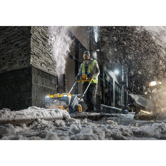 DeWalt DCSNP2142Y2-CA 16 Parking Spaces 1 Stage 190 deg Brushless Single-Stage Snow Blower Kit