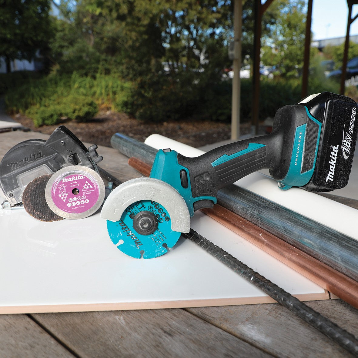 Makita DMC300Z LXT® 3 in 9.5 mm 18 V Brushless Compact Cut-Off Saw