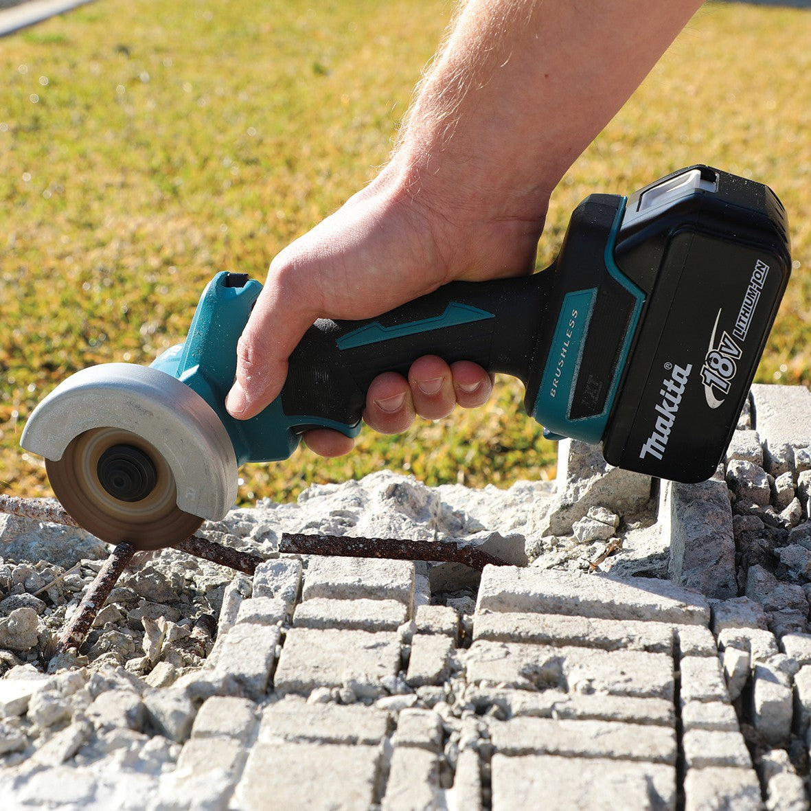 Makita DMC300Z LXT® 3 in 9.5 mm 18 V Brushless Compact Cut-Off Saw