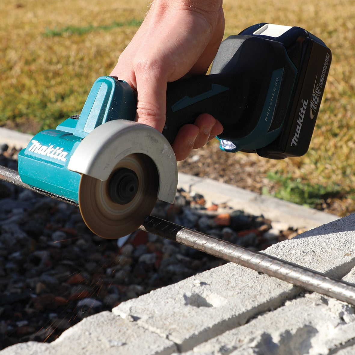 Makita DMC300Z LXT® 3 in 9.5 mm 18 V Brushless Compact Cut-Off Saw