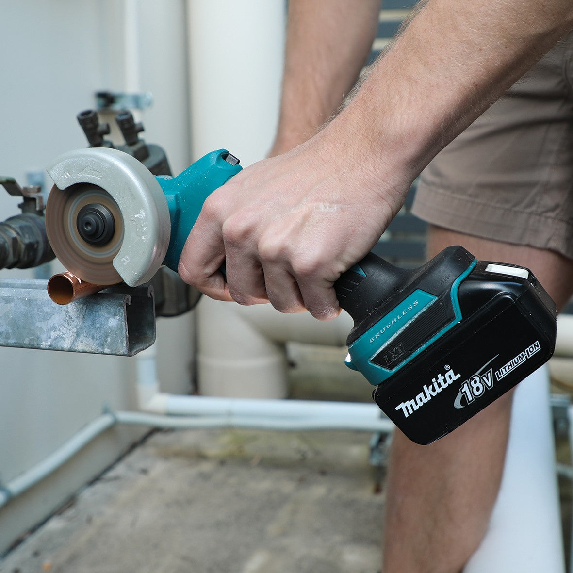 Makita DMC300Z LXT® 3 in 9.5 mm 18 V Brushless Compact Cut-Off Saw