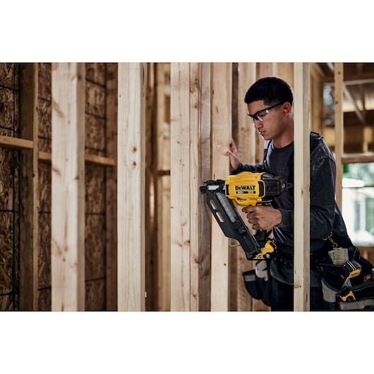 DeWalt DCN930P 2-3.5 in 0.113-0.131 in Paper Tape Brushless Cordless Framing Nailer Kit