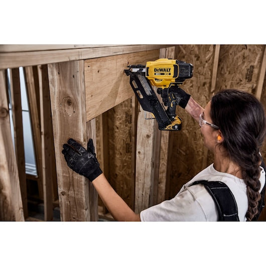 DeWalt DCN930P 2-3.5 in 0.113-0.131 in Paper Tape Brushless Cordless Framing Nailer Kit