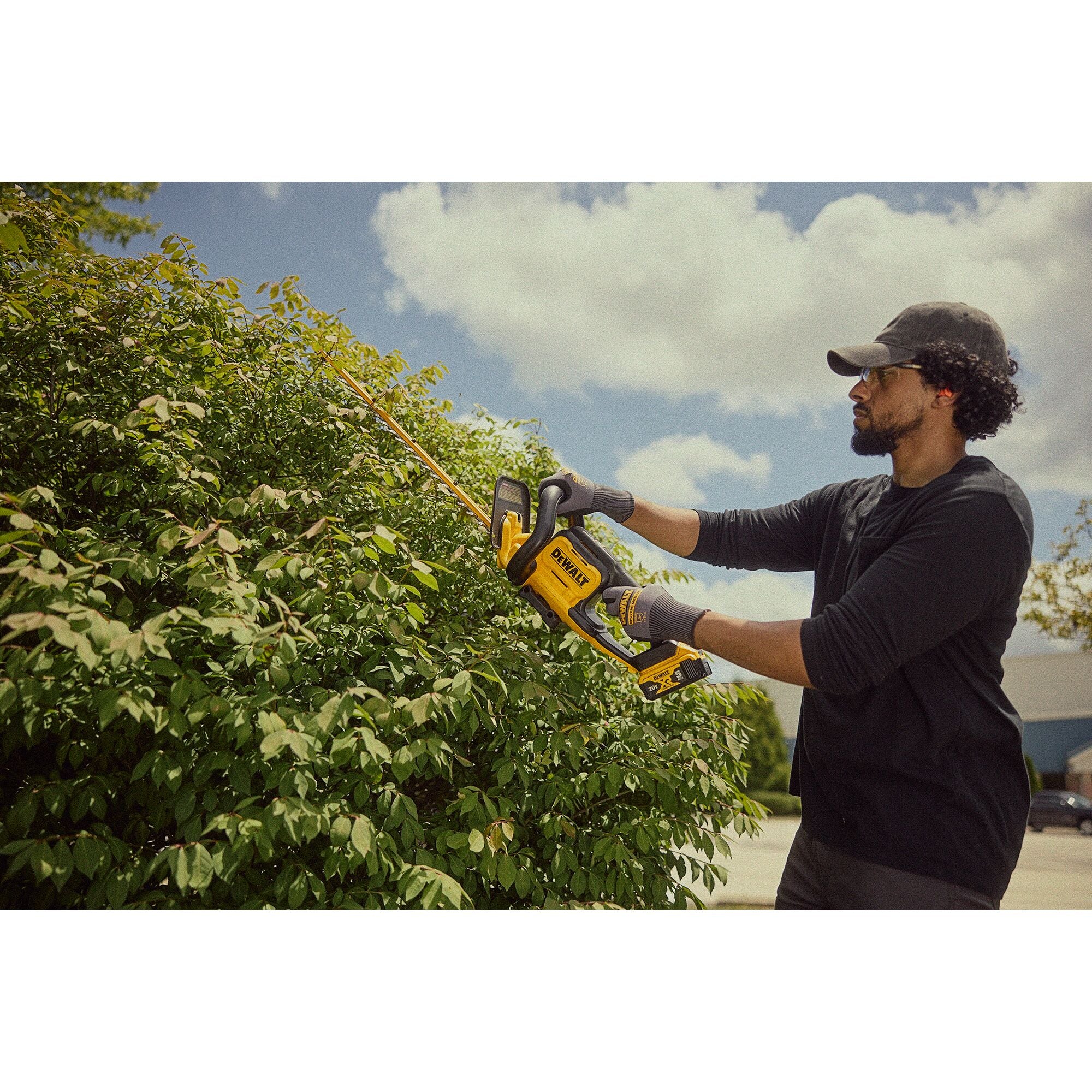 DEWALT DCHT821P1 20V MAX 22 in. Hedge Trimmer Kit