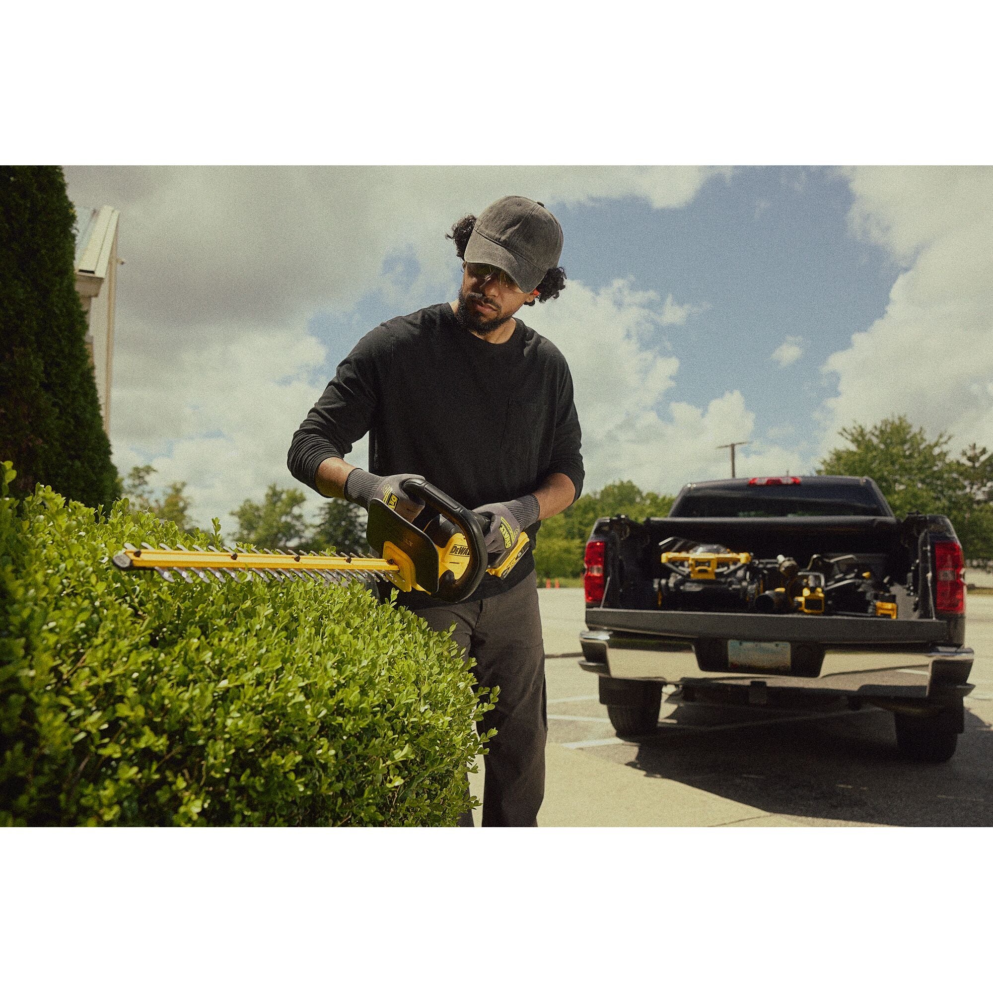 DEWALT DCHT821P1 20V MAX 22 in. Hedge Trimmer Kit