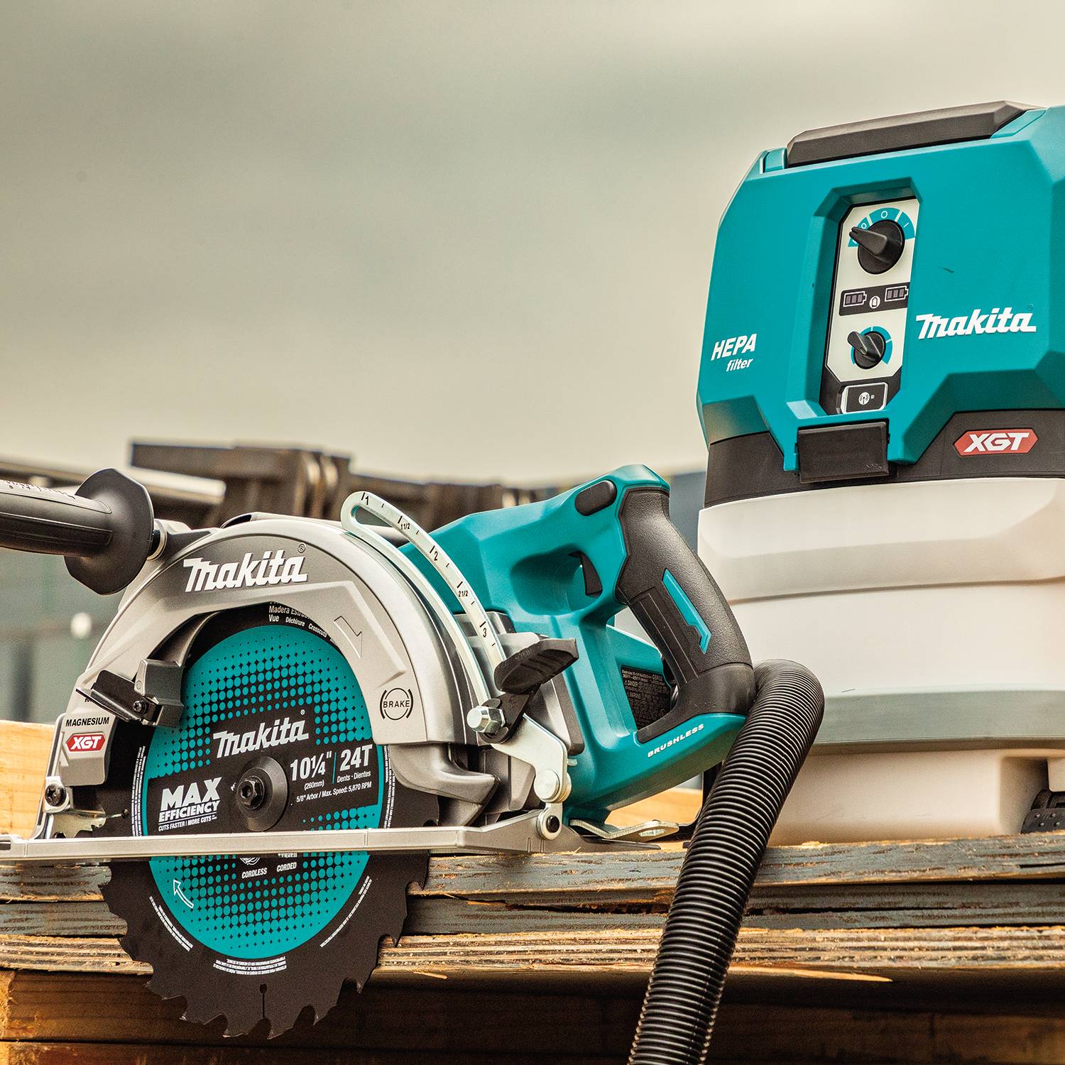 MAKITA RS002GM101 40Vmax XGT Brushless 10-1/4 in. Circular Saw Kit with AWS (4.0Ah x1)