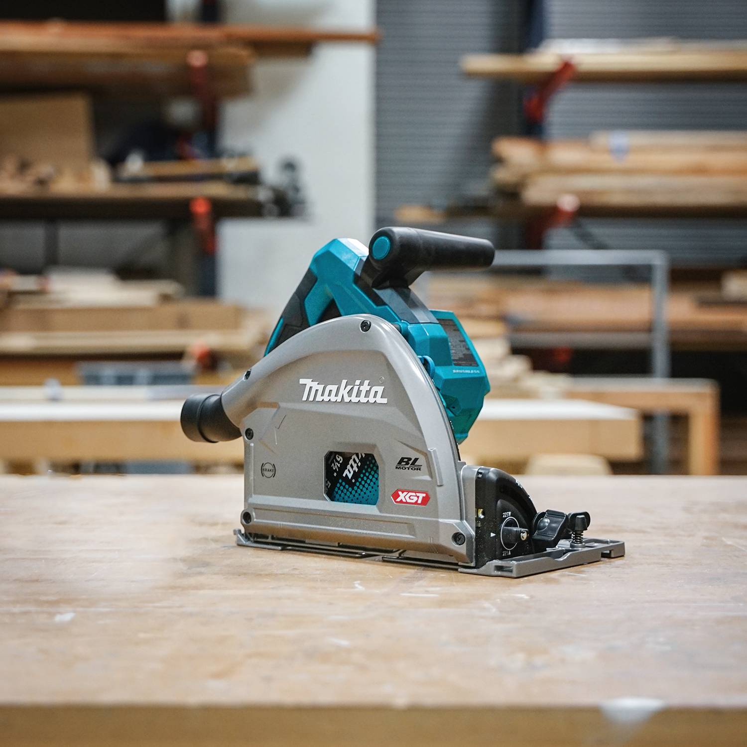 MAKITA SP001GT102 40Vmax XGT Brushless Plunge Cut Circular Saw Kit with AWS (5.0Ah x1)