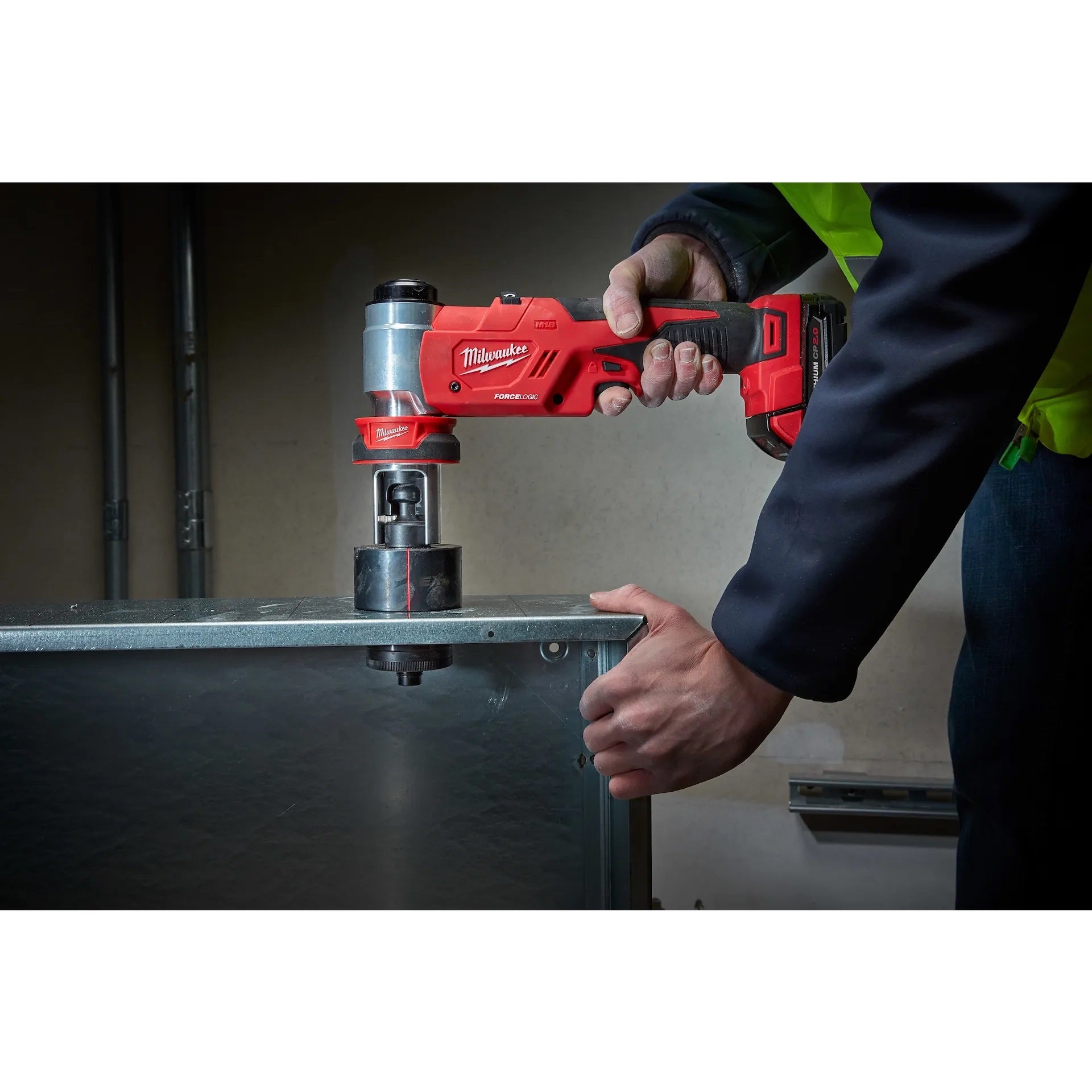 Milwaukee 2677-04 M18™ FORCE LOGIC™ 6T Knockout Tool 1/2 in. - 4 in.