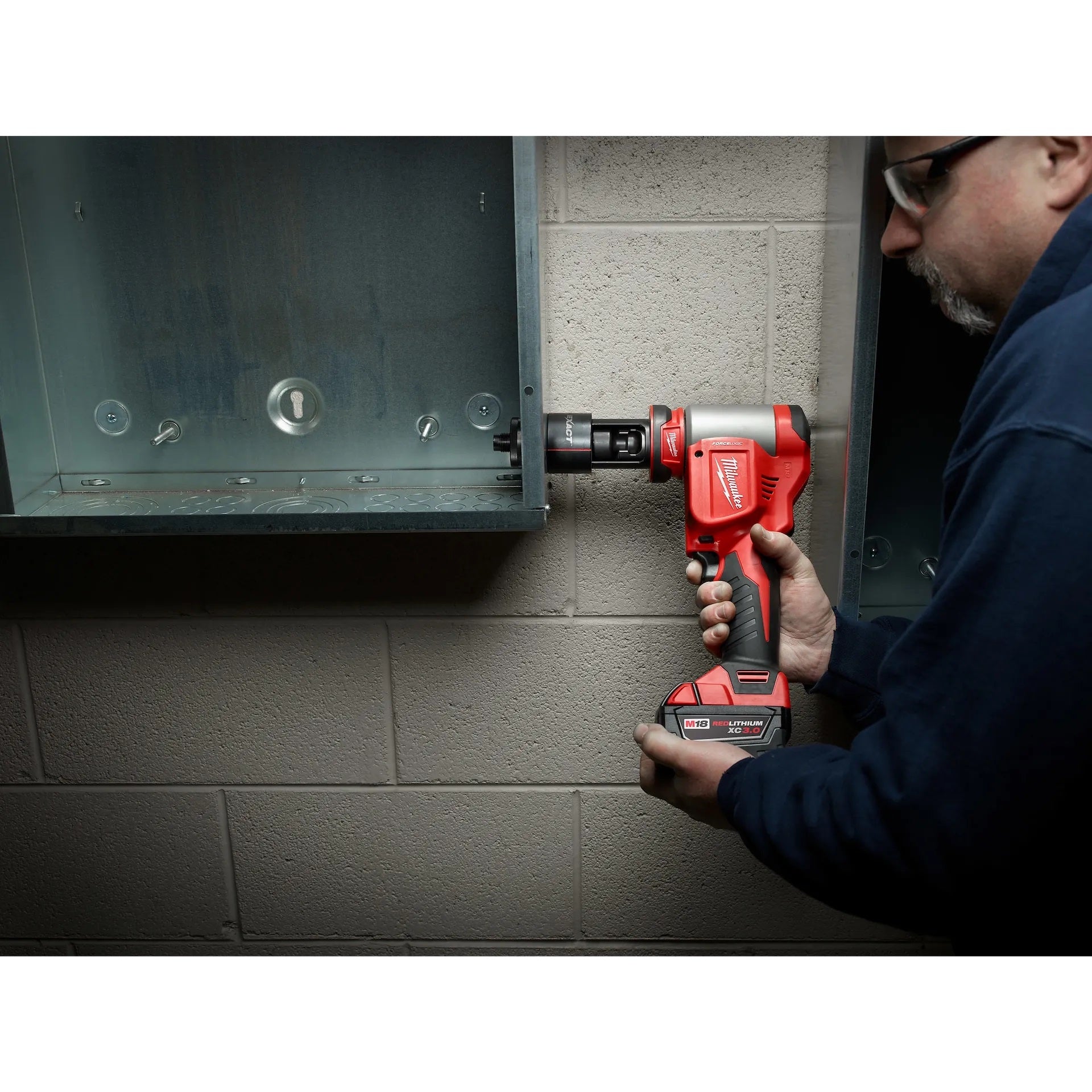 Milwaukee 2676-04 M18™ FORCE LOGIC™ 10 Ton Knockout Tool 1/2 in. to 4 in.