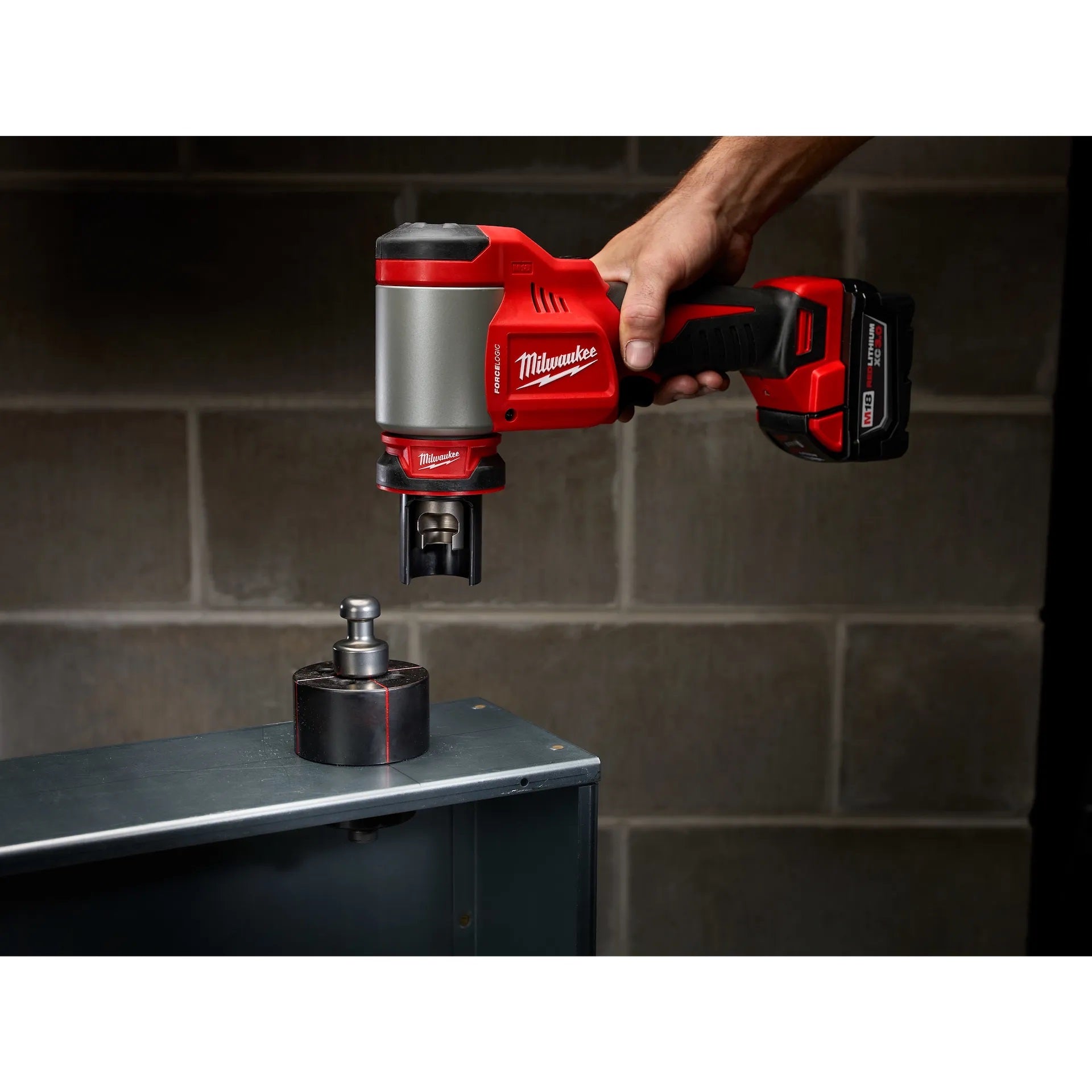 Milwaukee 2676-04 M18™ FORCE LOGIC™ 10 Ton Knockout Tool 1/2 in. to 4 in.