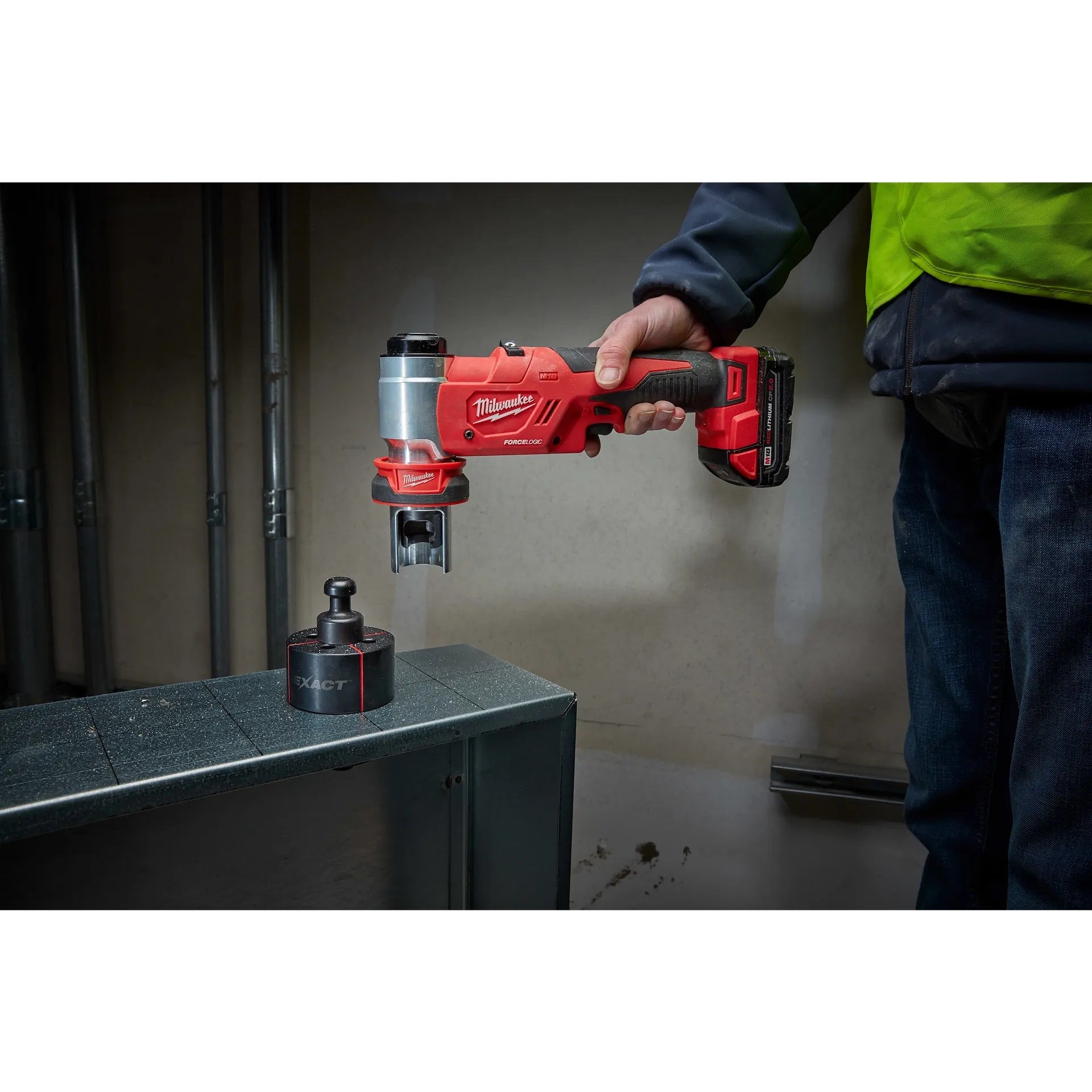 Milwaukee 2677-02 M18™ FORCE LOGIC™ 6T Knockout Tool 1/2 in. - 2 in.