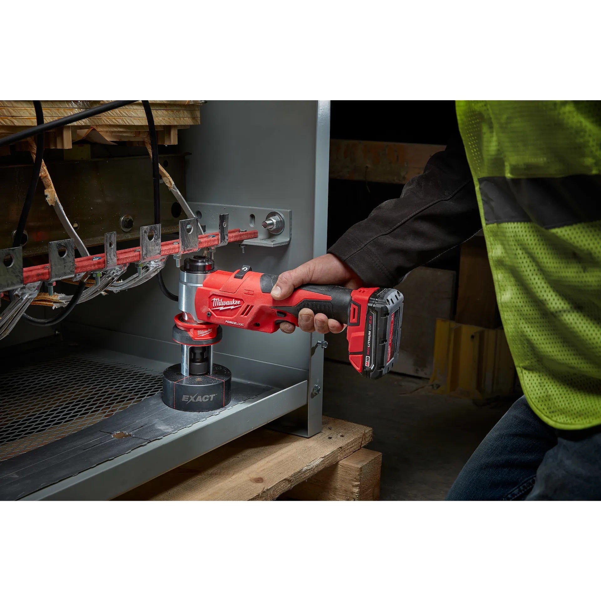 Milwaukee 2677-02 M18™ FORCE LOGIC™ 6T Knockout Tool 1/2 in. - 2 in.
