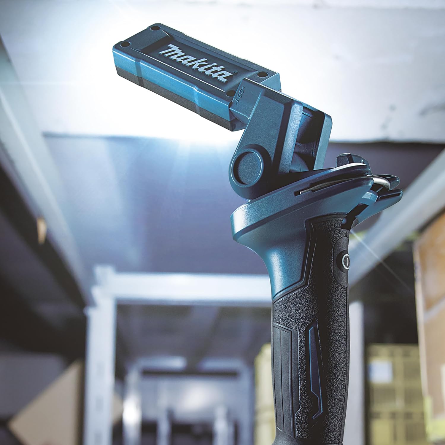 MAKITA DML816X 18V 500 Lumens LED Flashlight w/Lamp Shade (Tool Only)