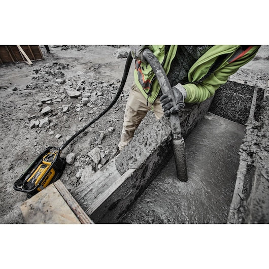 DEWALT DCPS320AG2 POWERSHIFT™ Concrete Vibrator Kit
