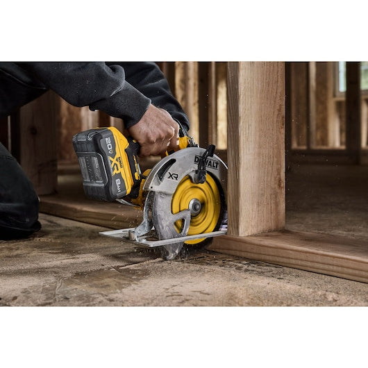 DEWALT DCS590WW1 20V MAX Brushless 7-1/4 in. Circular Saw Kit With XR POWERPACK