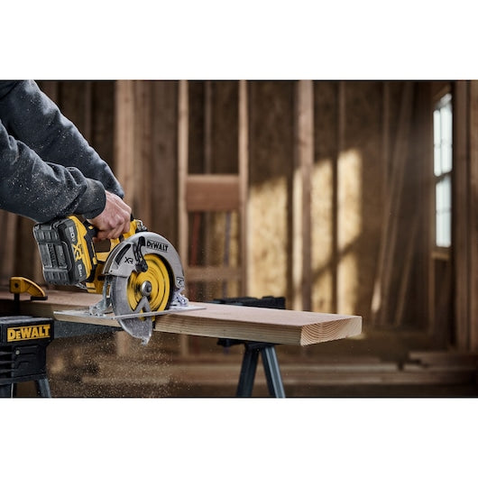 DEWALT DCS590WW1 20V MAX Brushless 7-1/4 in. Circular Saw Kit With XR POWERPACK