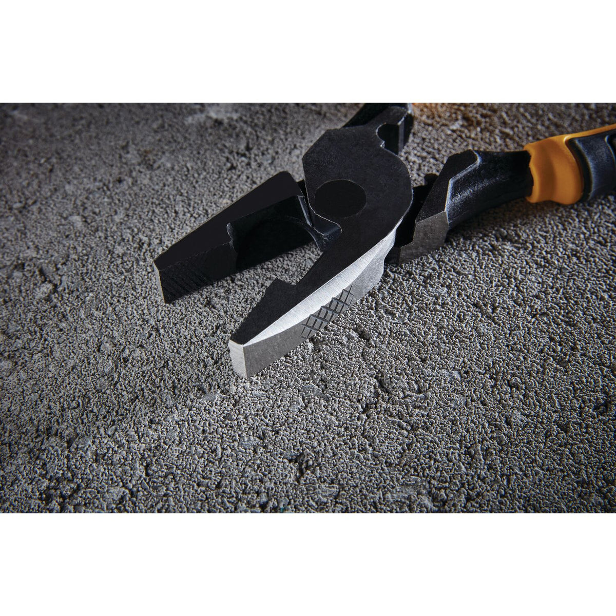 Dewalt DWHT82792 Construction Linemans Plier 9 in.