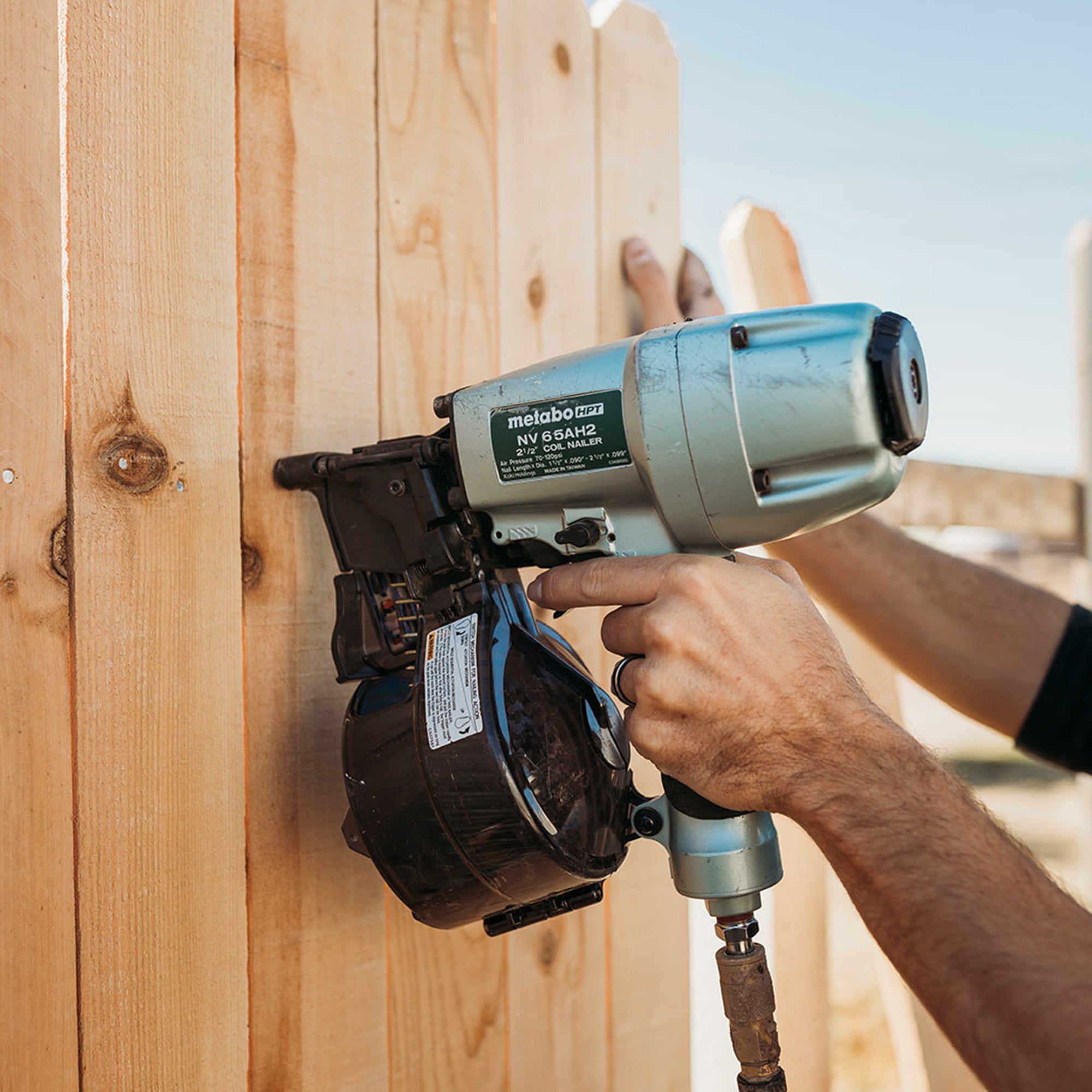 METABO KNV65AH2  2-1/2 Inch Coil Siding Nailer with BONUS Impact Driver Kit