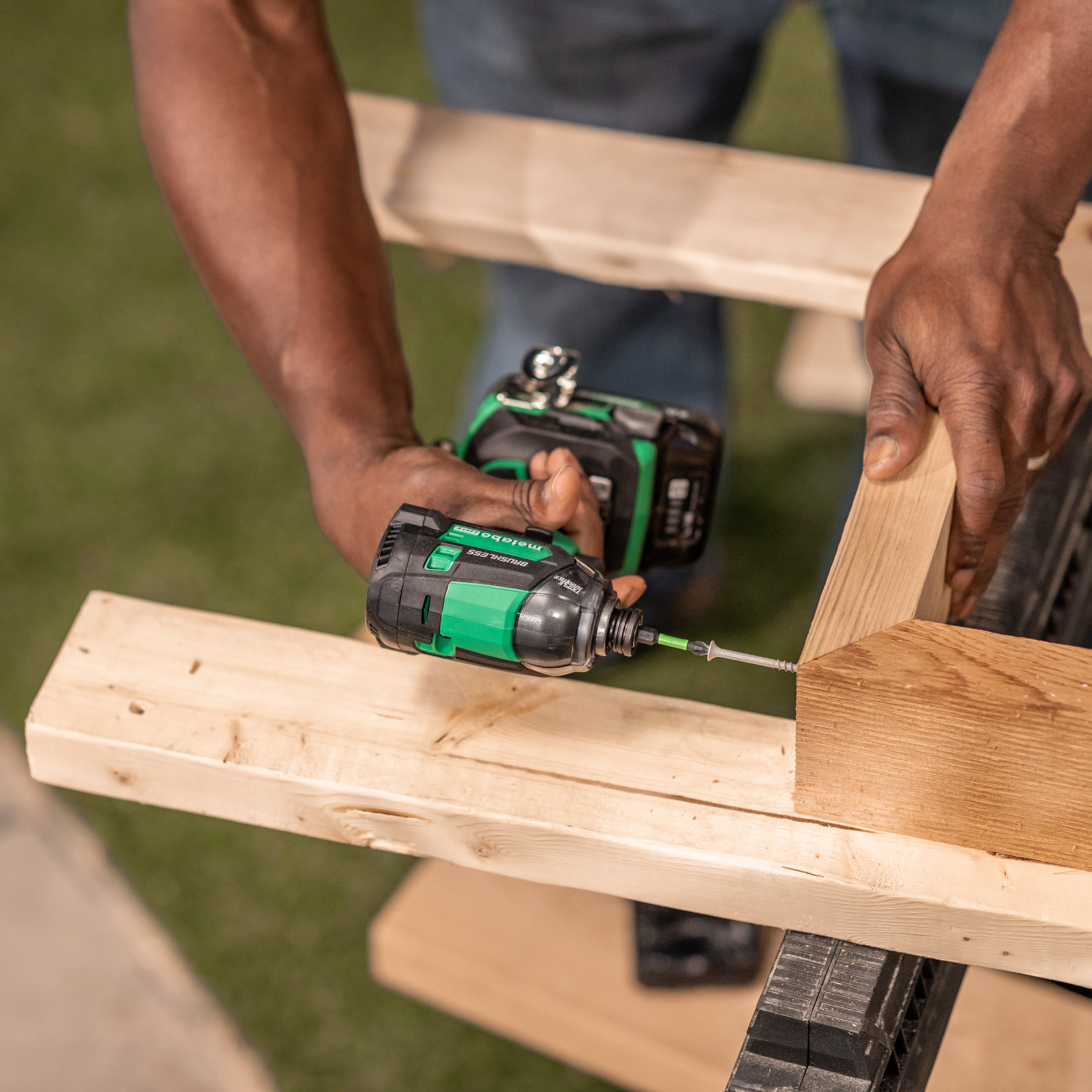 METABO KNV65AH2  2-1/2 Inch Coil Siding Nailer with BONUS Impact Driver Kit